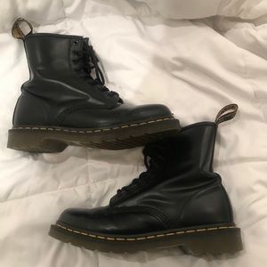 LIKE NEW BLACK LACE UP DOC MARTENS WOMENS SIZE 8 - GREAT CONDITION NO TOE SCUFFS